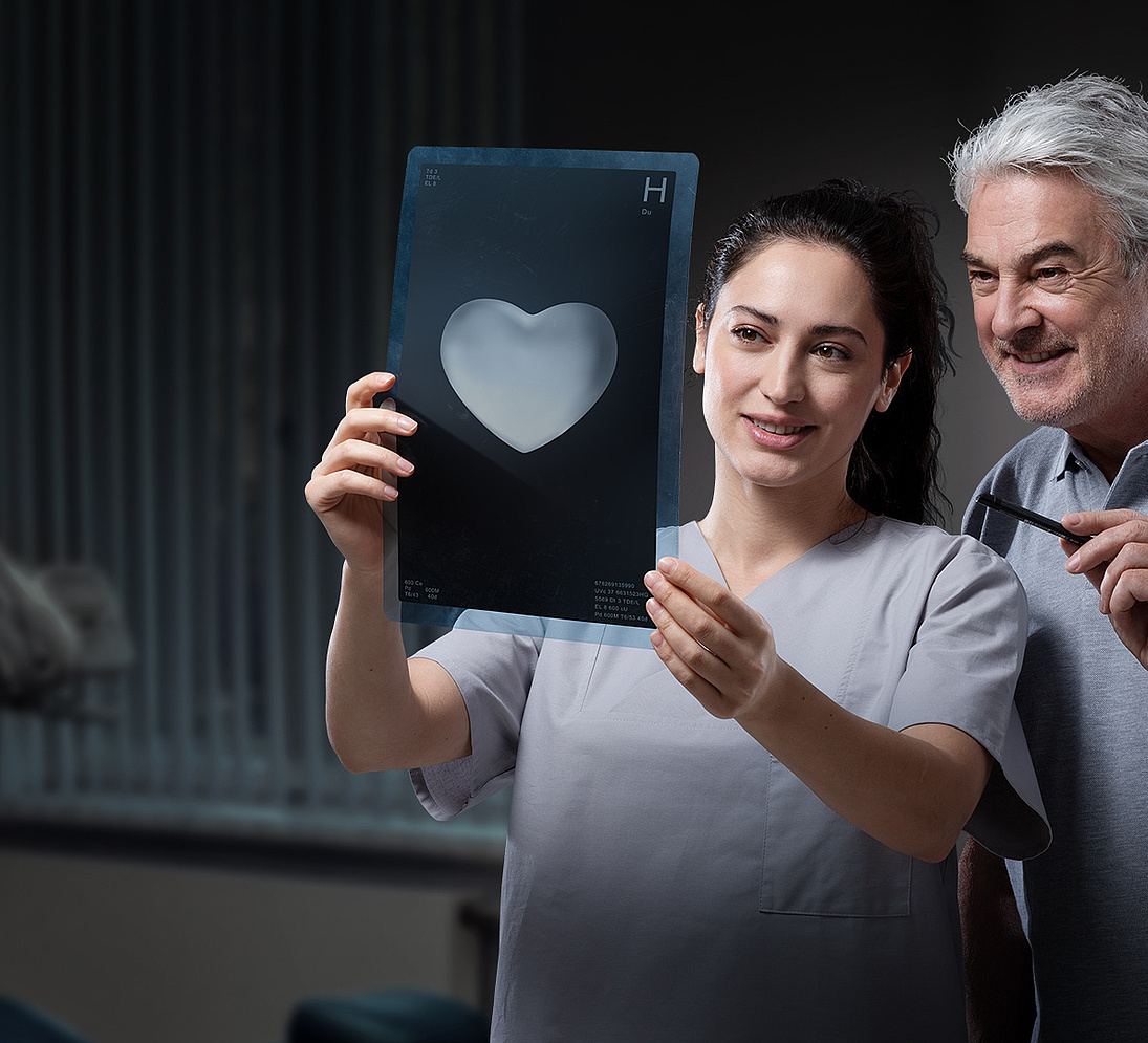 Zwei Ärzte begutachten ein Röntgen Herz